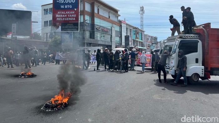 Demo di pertigaan Tello, Jalan Perintis Kemerdekaan Makassar.