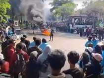 Video: Demo Mahasiswa di Purwakarta Diwarnai Aksi Blokir Jalan-Bakar Ban