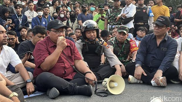 Mahasiswa Solo Raya yang menggelar aksi di depan DPRD Solo membubarkan diri dengan tertib, Senin (1/9/2025).