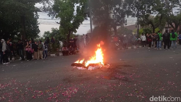 Mahasiswa Solo Raya yang menggelar aksi di depan DPRD Solo membubarkan diri dengan tertib, Senin (1/9/2025).