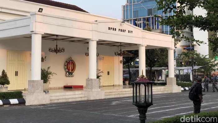 Situasi gedung DPRD DIY dan Jalan Malioboro Jogja, Senin (1/9/2025) sore.