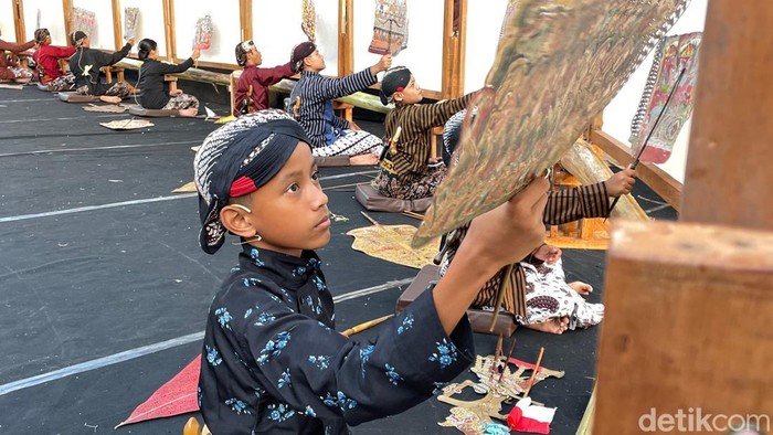 12 dalang cilik saat melakukan pentas massal di Taman Budaya Kulon Progo, Pengasih, Senin (1/9/2025).