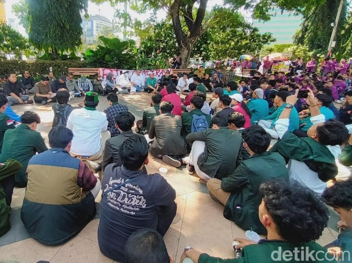 Demo mahasiswa di Lapangan Pancasila Simpang Lima, Kota Semarang, Senin (1/9/2025).