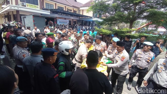 Demonstran Ojol saat menerima bantuan beras dari Polisi di Tasikmalaya