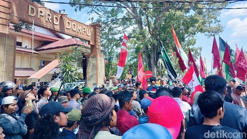 Demonstran saat melakukan orasi di depan kantor DPRD Dompu Senin (1/9/2025). (Faruk)