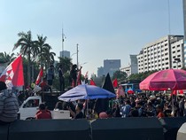 Video Massa Demo Terus Bertambah, Lalin di Depan DPR Tersendat