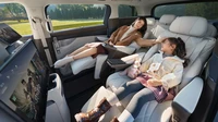 Denza D9 versi PHEV yang terbaru ini mengusung teknologi DM generasi kelima BYD. Mobil itu menghadirkan powertrain yang terdiri dari mesin 1,5L dan motor listrik yang menghasilkan daya maksimum 115 kW. Foto: Dok. Denza