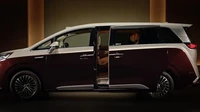 Sebagai perbandingan, ketika D9 baru diluncurkan pada Desember 2024, varian PHEV dibanderol mulai dari 339.800 yuan (Rp 785 jutaan)) dan varian BEV dibanderol mulai dari RMB 379.800 (Rp 878 jutaan). Foto: Dok. Denza