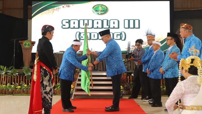 Didi Turmudzi (kedua dari kiri/memegang pataka) kembali terpilih jadi Ketua Umum Pengurus Besar Paguyuban Pasundan.