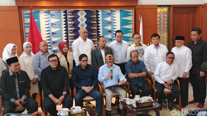 DPRD Jabar saat menyampaikan maklumat hasil mendengarkan aspirasi massa aksi