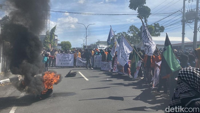 Aliansi mahasiswa saat demo di depan Kantor DPRD Parepare, Sulawesi Selatan (Sulsel).
