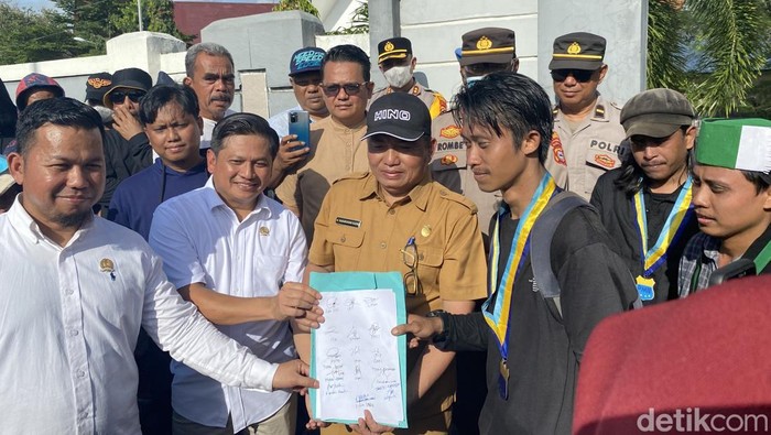 DPRD Parepare saat menerima tuntutan aliansi mahasiswa Parepare.
