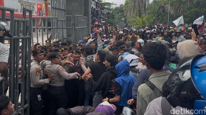 Sejumlah mahasiswa menggelar demonstrasi di Kantor DPRD Sulawesi Tenggara (Sultra) terkait gaji hingga tunjangan anggota dewan.