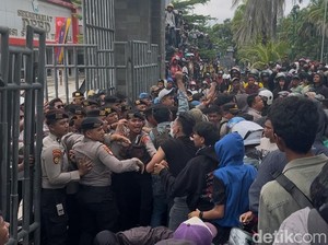 Demo di Depan Kantor DPRD Sultra, Mahasiswa-Polisi Saling Dorong