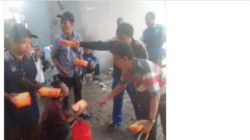 Berbagi di tengah aksi yang tengah memanas di Indonesia. Foto: X/brgsjks
