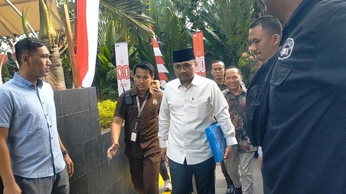 Eks Menag Yaqut tiba di KPK pada Senin (1/9)-(Adrial/detikcom)