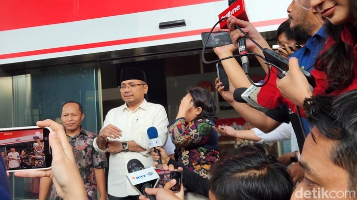 Eks Menteri Agama Yaqut Cholil Qoumas selesai diperiksa KPK terkait kasus korupsi kuota haji 2024. (Adrial/detikcom)