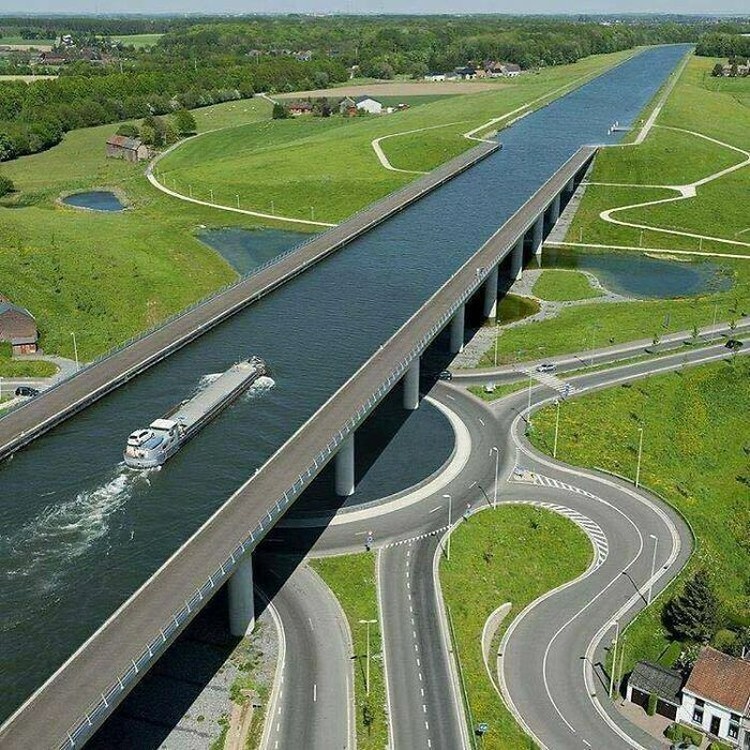 Infrastruktur yang dibangun dengan baik berikut ini membuat yang melihatnya ikut berdecak kagum. Bagus sekali.