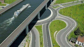 Jembatan Kanal Sart, Belgia. Foto: No_Cartoonist9458 via Bored Panda
