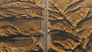 Beginilah penampakan jalur kereta cepat yang melintasi dataran tinggi, Provinsi Ningxia, China. Foto: Nervous_Plan_8370 via Bored Panda