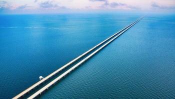 Jembatan Danau Pontchartrain di Louisiana menjadi jembatan terpanjang di atas air di dunia. Foto: No_Cartoonist9458 via Bored Panda