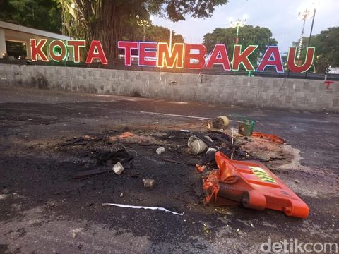 Foto sisa water barrier yang dibakar massa di dekat Alun-alun Temanggung, Senin (1/9/2025).