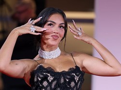 Foto: Georgina Rodriguez Perdana Pamer Cincin Tunangan Rp 49 M di Karpet Merah