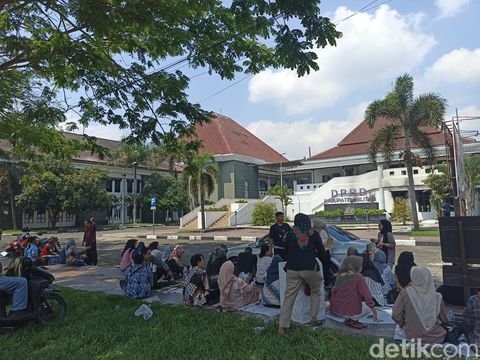 Gedung DPRD Kabupaten Blitar dibakar, anggota hingga karyawan bekerja di halaman