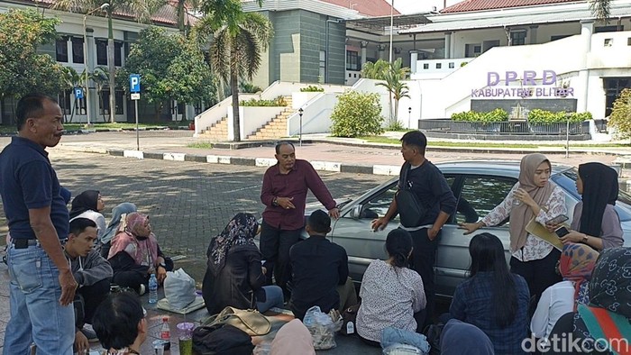 Gedung DPRD Kabupaten Blitar dibakar, anggota hingga karyawan bekerja di halaman