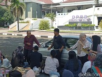 Video: Saat Dewan-Pegawai DPRD Blitar Kerja di Luar Gegara Kantor Dibakar