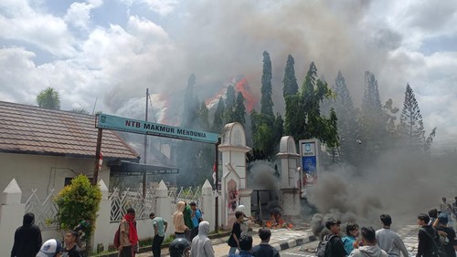 Gedung DPRD NTB dibakar massa aksi saat demontrasi, Sabtu (30/8/2025). (Abdurrasyid Efendi/detikBali)