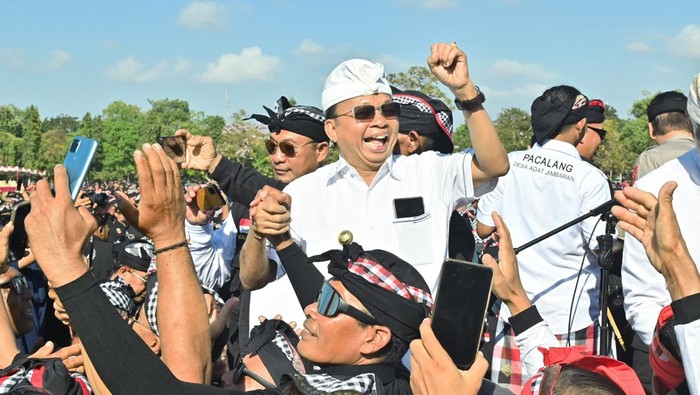 Gelar Agung Pecalang Bali Pecalang atau petugas keamanan adat Bali berdoa bersama saat mengikuti Gelar Agung Pecalang Bali di kawasan Renon, Denpasar, Bali, Senin (1/9/2025). Ribuan pecalang dari seluruh wilayah Bali menyatakan siap bekerja sama dengan aparat keamanan negara serta seluruh komponen masyarakat dalam menjaga keamanan, ketenteraman, dan ketertiban Bali serta mencegah terjadinya demonstrasi anarkis. ANTARA FOTO/Fikri Yusuf/YU