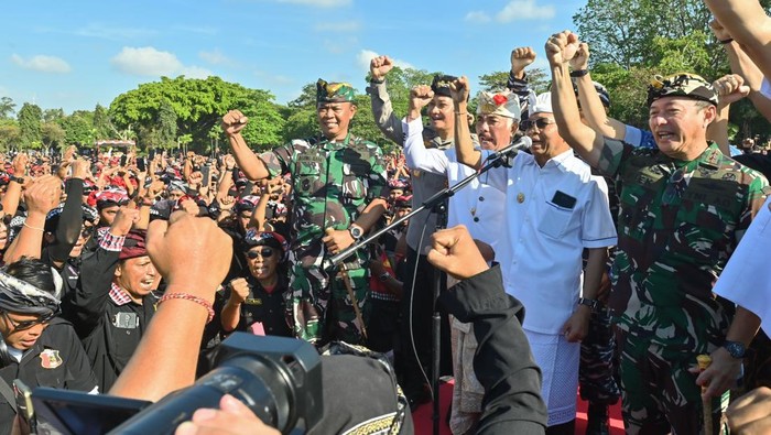 Gelar Agung Pecalang Bali Pecalang atau petugas keamanan adat Bali berdoa bersama saat mengikuti Gelar Agung Pecalang Bali di kawasan Renon, Denpasar, Bali, Senin (1/9/2025). Ribuan pecalang dari seluruh wilayah Bali menyatakan siap bekerja sama dengan aparat keamanan negara serta seluruh komponen masyarakat dalam menjaga keamanan, ketenteraman, dan ketertiban Bali serta mencegah terjadinya demonstrasi anarkis. ANTARA FOTO/Fikri Yusuf/YU