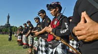 Pecalang atau petugas keamanan adat Bali berdoa bersama saat mengikuti Gelar Agung Pecalang Bali di kawasan Renon, Denpasar, Bali. Foto: ANTARA FOTO/FIKRI YUSUF