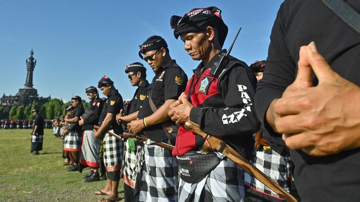 Pecalang atau petugas keamanan adat Bali berdoa bersama saat mengikuti Gelar Agung Pecalang Bali di kawasan Renon, Denpasar, Bali, Senin (1/9/2025). Ribuan pecalang dari seluruh wilayah Bali menyatakan siap bekerja sama dengan aparat keamanan negara serta seluruh komponen masyarakat dalam menjaga keamanan, ketenteraman, dan ketertiban Bali serta mencegah terjadinya demonstrasi anarkis. ANTARA FOTO/Fikri Yusuf/YU