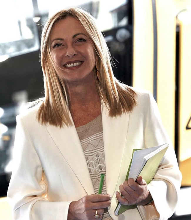 Perdana Menteri Italia Giorgia Meloni menjadi korban deepfake atau konten palsu yang dibuat oleh AI. Foto-foto hasil manipulasi digital itu dihiasi dengan narasi seksis yang dianggap merendahkan martabat perempuan. Foto: dok. Instagram @giorgiameloni