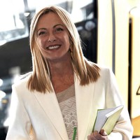 Perdana Menteri Italia Giorgia Meloni menjadi korban deepfake atau konten palsu yang dibuat oleh AI. Foto-foto hasil manipulasi digital itu dihiasi dengan narasi seksis yang dianggap merendahkan martabat perempuan. Foto: dok. Instagram @giorgiameloni