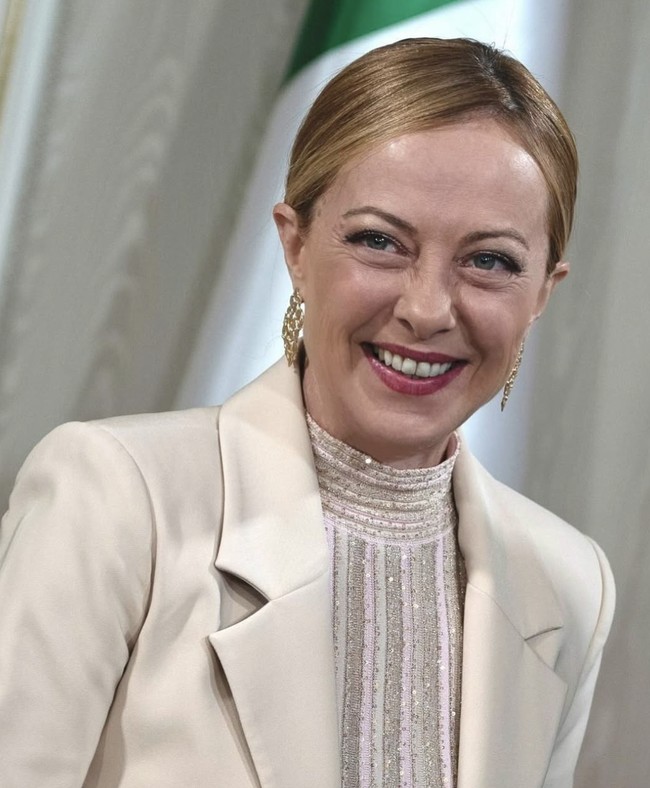 Meloni dikenal sebagai orator penuh energi dengan pandangan konservatif yang tegas. Dalam pidatonya di Spanyol tahun 2022, ia menyerukan tidak mendukung LGBT. Foto: dok. Instagram @giorgiameloni