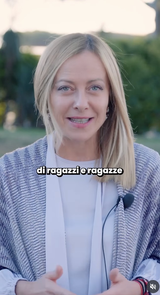 Meloni sendiri sudah dikenal di dunia politik sejak remaja. Lahir di kawasan Garbatella, Roma Selatan, Meloni dibesarkan oleh ibunya setelah orang tuanya berpisah. Sejak remaja, ia aktif dalam sayap pemuda Italian Social Movement.  Foto: dok. Instagram @giorgiameloni