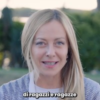 Meloni sendiri sudah dikenal di dunia politik sejak remaja. Lahir di kawasan Garbatella, Roma Selatan, Meloni dibesarkan oleh ibunya setelah orang tuanya berpisah. Sejak remaja, ia aktif dalam sayap pemuda Italian Social Movement.  Foto: dok. Instagram @giorgiameloni