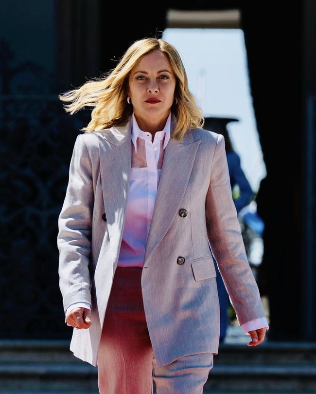 “Saya muak dengan apa yang terjadi, dan saya ingin menyampaikan solidaritas serta dukungan kepada semua perempuan yang telah dihina, dilecehkan, dan dilanggar privasinya oleh pengelola forum maupun para penggunanya. Menyedihkan melihat bahwa di tahun 2025, masih ada pihak yang menganggap normal dan sah untuk menginjak-injak martabat perempuan, melontarkan hinaan seksis dan vulgar, sambil berlindung di balik anonim atau sebuah keyboard,” tegas wanita 48 tahun itu. Foto: dok. Instagram @giorgiameloni