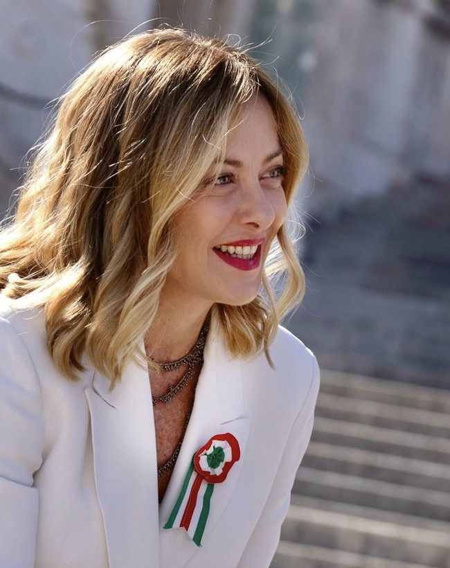 “Ya untuk keluarga alami, tidak untuk LGBT; ya untuk identitas seksual, tidak untuk ideologi gender; tidak untuk kekerasan Islamis, ya untuk perbatasan aman; tidak untuk migrasi massal,” serunya.  Foto: dok. Instagram @giorgiameloni