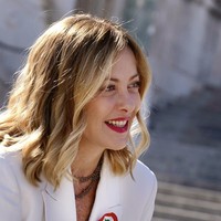 “Ya untuk keluarga alami, tidak untuk LGBT; ya untuk identitas seksual, tidak untuk ideologi gender; tidak untuk kekerasan Islamis, ya untuk perbatasan aman; tidak untuk migrasi massal,” serunya.  Foto: dok. Instagram @giorgiameloni