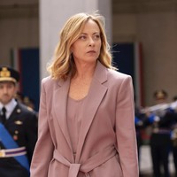 Meski kerap menjadi kontroversi di mata internasional, namun Meloni tetap menjadi tokoh wanita pertama yang berhasil menduduki kursi perdana menteri sebuah pencapaian besar dalam sejarah politik negeri tersebut. Foto: dok. Instagram @giorgiameloni