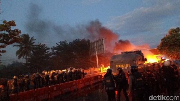 Demo mahasiswa yang tergabung dalam Aliansi Merah Putih di Bundaran Perlimaan Telaga, Kabupaten Gorontalo berakhir ricuh.