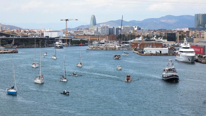 Global Sumud Flotilla, a humanitarian expedition to Gaza, led by activists including Greta Thunberg, departs from the port of Barcelona, Spain August 31, 2025. REUTERS/Bruna Casas. REFILE - QUALITY REPEAT.