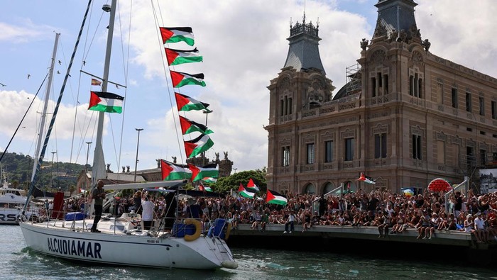 Swedish activist Greta Thunberg departs with other activists on the Global Sumud Flotilla, a humanitarian expedition to Gaza, from the port of Barcelona, Spain August 31, 2025. The Sagrada Familia is seen in the background. REUTERS/Nacho Doce     TPX IMAGES OF THE DAY