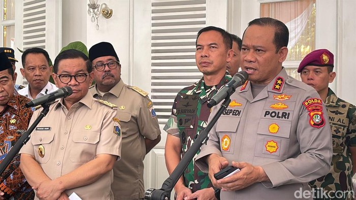 Gubernur DKI Pramono Anung, Kapolda Metro Jaya Irjen Asep Edi Suheri dan Pangdam Jaya Mayjen Deddy Suryadi. (Brigitta/detikcom)