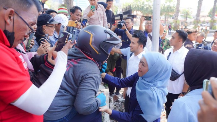 Gubernur Jatim Khofifah dan Wakil Gubernur Jatim Emil Dardak menemui warga mengajak mereka menjaga situasi Jatim tetap kondusif.