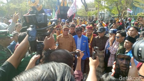 Gubernur NTT, Melki Laka Lena bersama Forkopimda menemui massa aksi di Depan Gedung DPRD NTT.